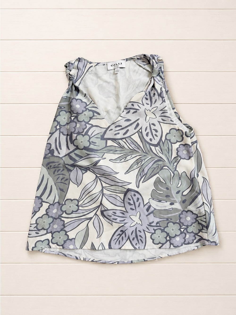 Gilli Floral V-Neck Sleeveless Camisole in Gray & Sage